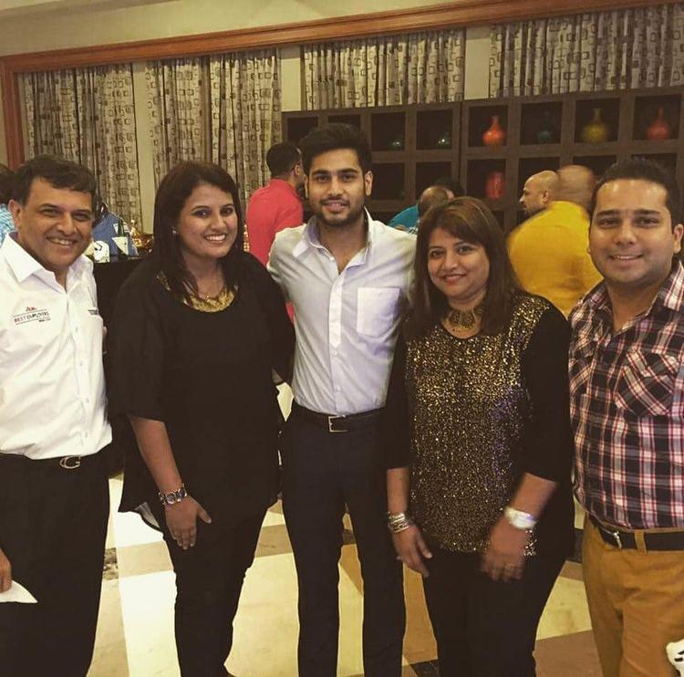 AnmolFans's tweet photo. Anmol with his friends at party

#anmolambani #anshulambani #anantambani #akashambani #ishaambani #reliance #reliancegroup #anilambani #tinaambani #mukeshambani #nitaambani #cousins #friends #family #business #life #togetherforever https://t.co/Lt77SmYJV3