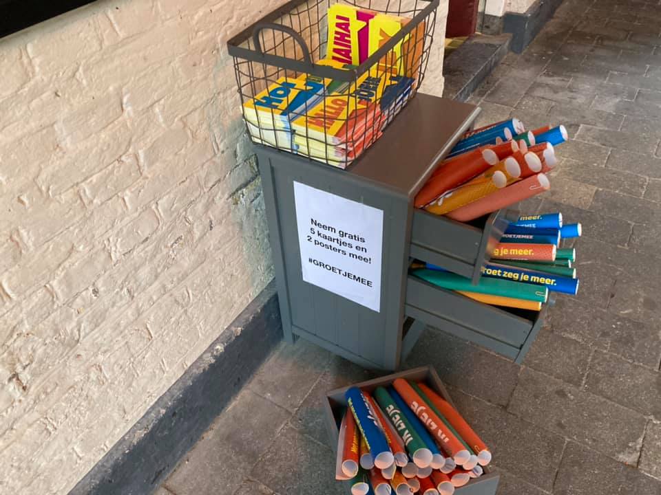 De posters en de kaartjes staan er weer! In de derde poort van de <a href="/deBlokhuispoort/">Blokhuispoort</a> (blokhuisplein 40). Wil jij een poster voor je raam, ‘straks’ in de klas of op een andere plek en wil je deze vrolijke kaartjes sturen naar iemand die dat op prijs stelt? 👇 #groetjemee