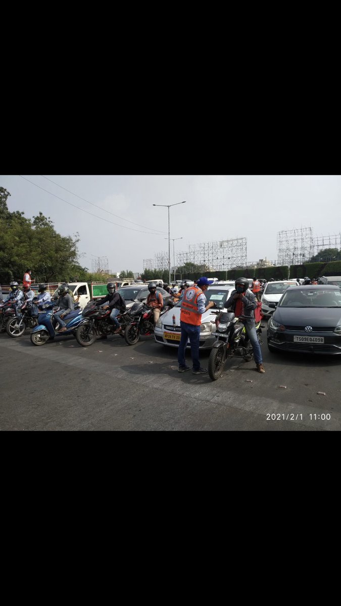 itweet4gud's tweet photo. @gharesh @karunakarthota5 @piyushpp1995 @raviappaya @SumeetGureck Conducted Road Safety Awareness at Khairatabad Junction ,Hyderabad. Thank you Hyderabad Traffic Police for all Your Support and Coordination .@VoyHyd #infydiaries https://t.co/dS1CDCjKFT