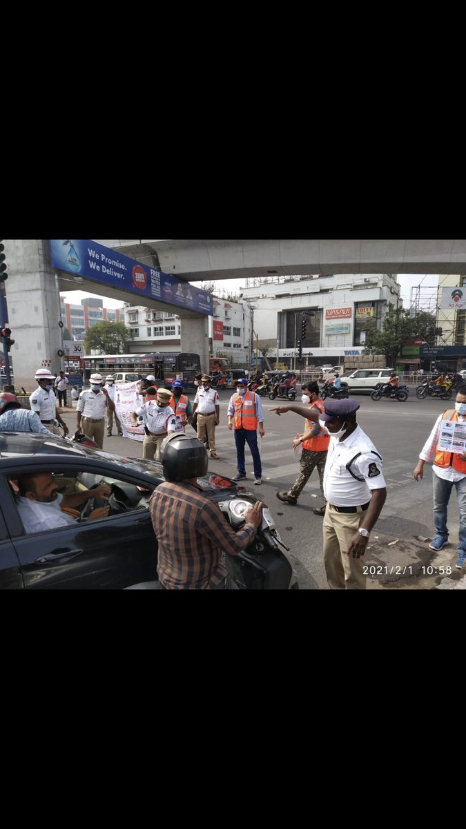 itweet4gud's tweet photo. @gharesh @karunakarthota5 @piyushpp1995 @raviappaya @SumeetGureck Conducted Road Safety Awareness at Khairatabad Junction ,Hyderabad. Thank you Hyderabad Traffic Police for all Your Support and Coordination .@VoyHyd #infydiaries https://t.co/dS1CDCjKFT