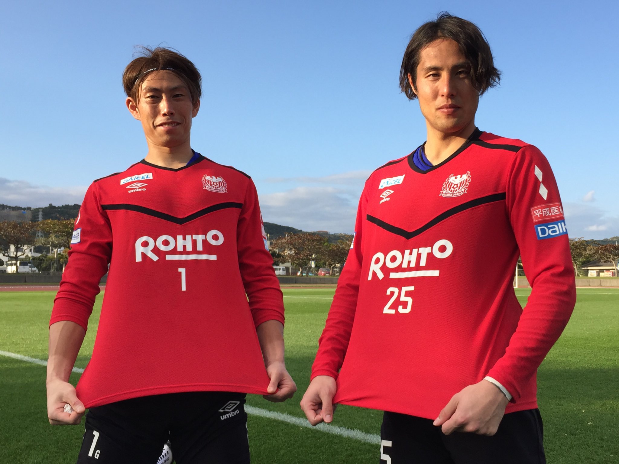ガンバ大阪オフィシャル 沖縄中城村キャンプ 1日目 今日からトレーニングウェアも新しくなりました フィールドプレーヤーは青 Gkは赤のnewモデルです Umbrojp ガンバ大阪 Gambaosaka T Co R2zkqbmqno Twitter