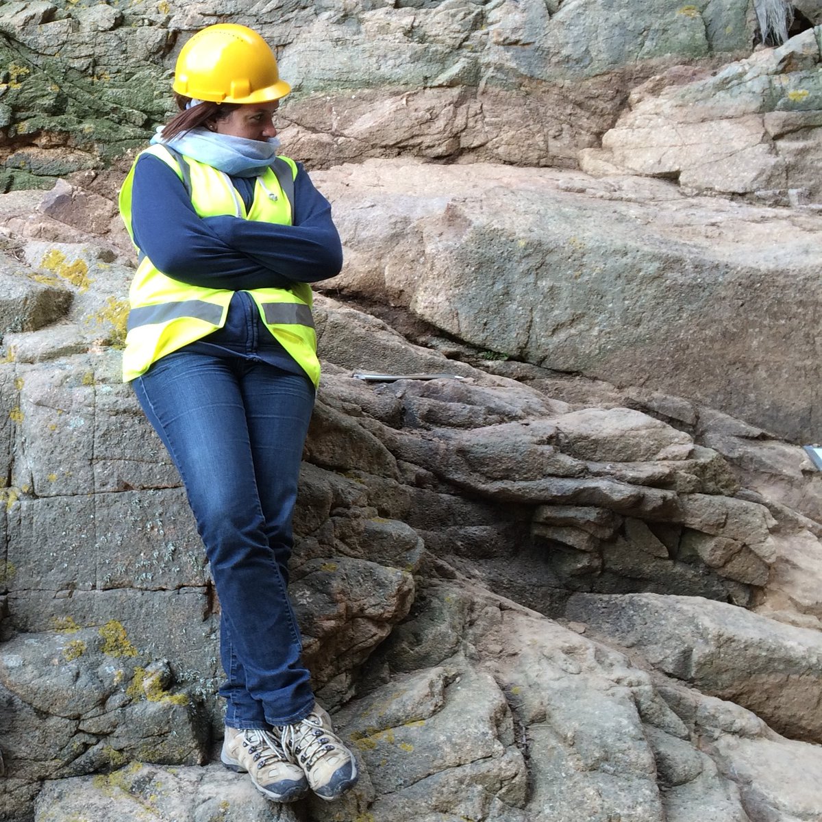7. Then in the Autumn of 2014 we began to work on the engineering project funded by  @loveheritage and managed by  @ArchSouthEast excavating to clear space for a protective sea wall. With Co-Lead Dr Beccy Scott, Dr Anne-Lyse Ravon,  @DrDufftown and Dr  @EdBlinkhorn