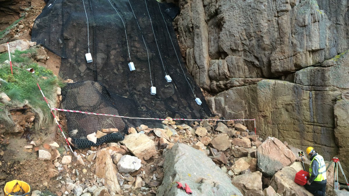 7. Then in the Autumn of 2014 we began to work on the engineering project funded by  @loveheritage and managed by  @ArchSouthEast excavating to clear space for a protective sea wall. With Co-Lead Dr Beccy Scott, Dr Anne-Lyse Ravon,  @DrDufftown and Dr  @EdBlinkhorn