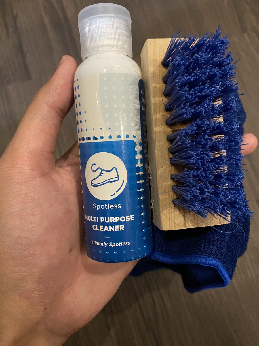 samuelchrstnn's tweet photo. Review jujur sih ini,
Coba cuci sepatu pake ini, gampang banget tinggal tetesin ke air terus dipake buat sikat sepatu satu arah terus lap pake kain khusus gitu. Sepatu langsung pada bersih tanpa harus ke laundry. 1 botol bisa buat 75 pasang sepatu 🥰

https://t.co/rsU2GlytBJ https://t.co/GZGGW7nCIC