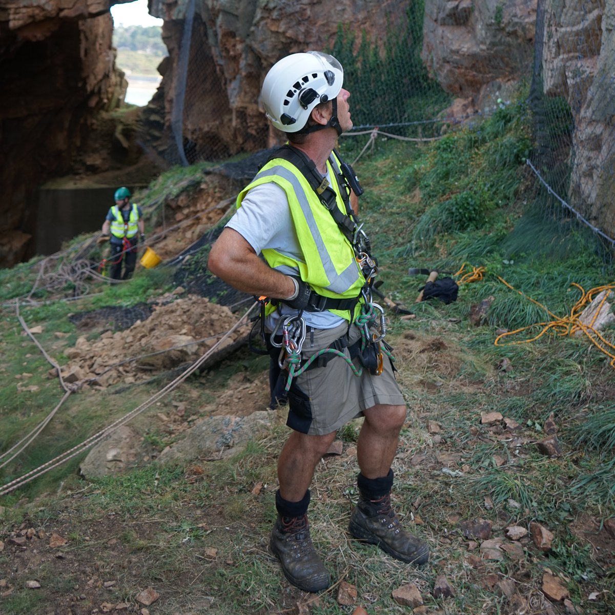 9. The landmark 2019 season of excavations, initiated the task to stabilise the sediments and reveal further evidence of this exciting and intriguing Neanderthal population.  @MarcStirrup  @LettyIngrey  @EdBlinkhorn Martin Bates