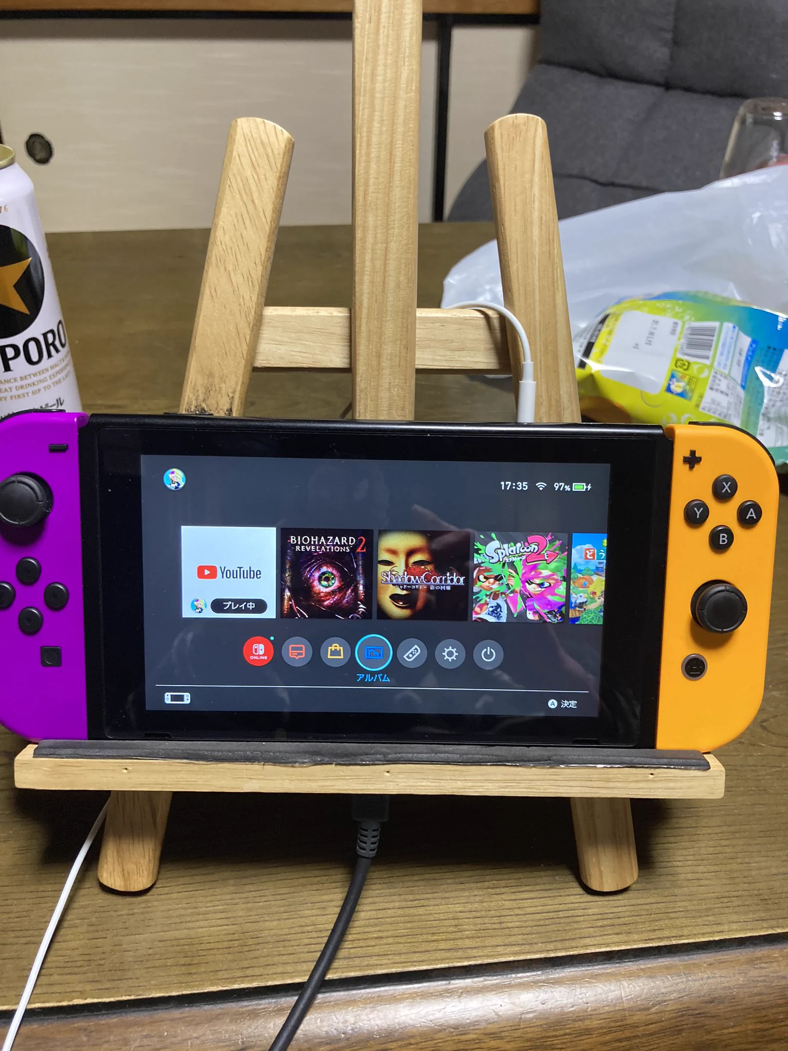 @TyDTuTLQ39P99bS 自分は100均にあった写真立てを使ってます。Switchサイズに合うようにクッションテープを貼り、充電出来るように真ん中を加工しました😃 