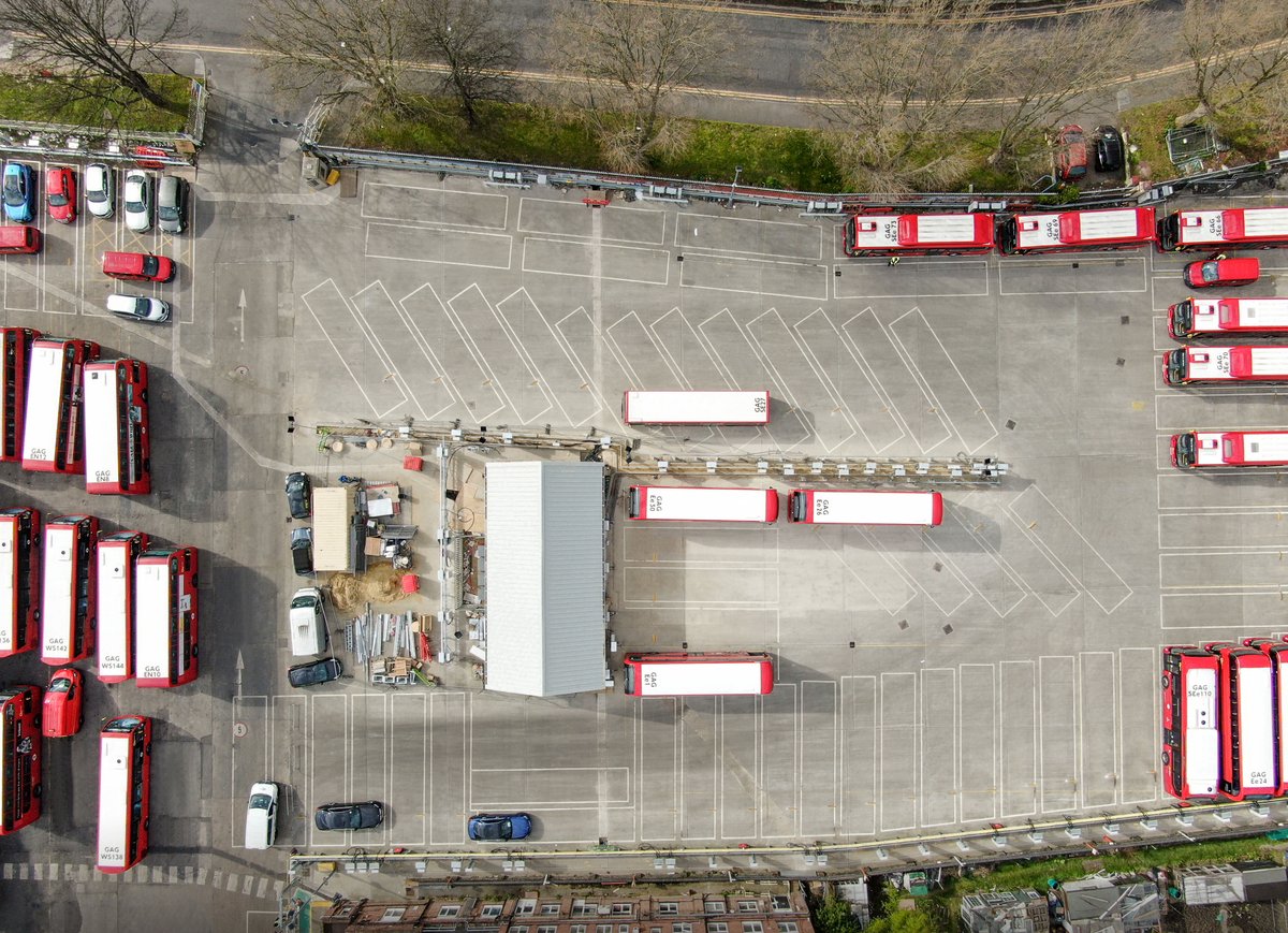 BYD_Europe's tweet photo. BYD is the 1st company  to provide high-power discharge technology as a ‘Vehicle-2-Grid’ (#V2G) capability for electric buses, in world’s largest #Bus2Grid project.⚡️🇬🇧
Read more here: https://t.co/17AXWx06Wb 

@SSE @UKPowerNetworks @UniversityLeeds 
Pic 1 source:@Go_Ahead_London https://t.co/kF8JAirRPs