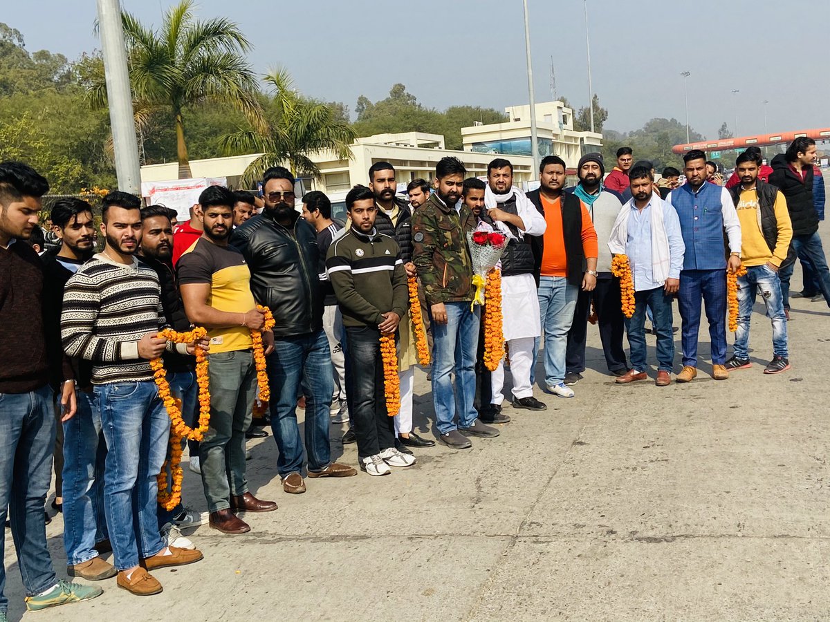 ShivamPathreri's tweet photo. आज @IYC राष्ट्रीय प्रभारी आदरणीय बड़े भाई @Allavaru जीं ओर युवा कांग्रेस के राष्ट्रीय अध्यक्ष आदरणीय बड़े भाई @srinivasiyc जीं ओर राष्ट्रीय सचिव बड़े भाई @ShiviChauhan1 जीं का पिंज़ोर टोल पर बड़े भाई @Singhshantanu77 जीं के साथ स्वागत किया। https://t.co/DtAYRMaVUu