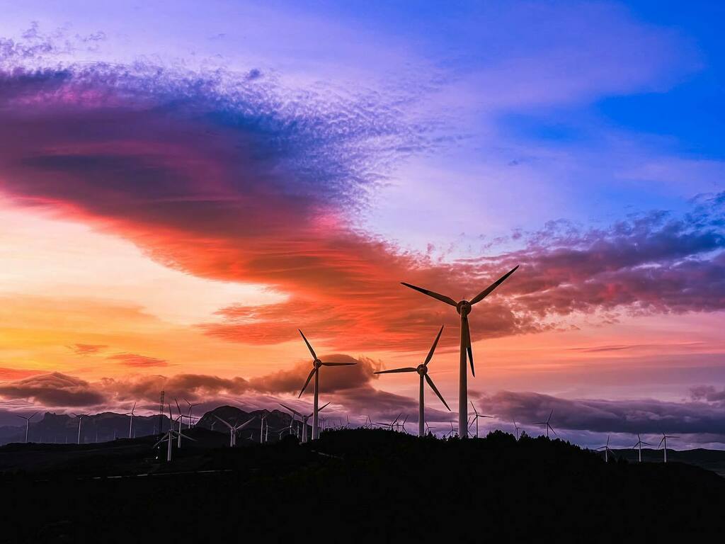 Reto VianaRaw: CIELOS. Aprovechando los cielos tan chulos que nos ha dejado esta parte final de Enero 😜 // #retovianaraw #vianaraw #atardecer #sunset #windturbine #wind #turbine #renewable #renewableenergy #windfarm #aerogenerador #energy #cleanenerg… instagr.am/p/CKveIUJHFnv/