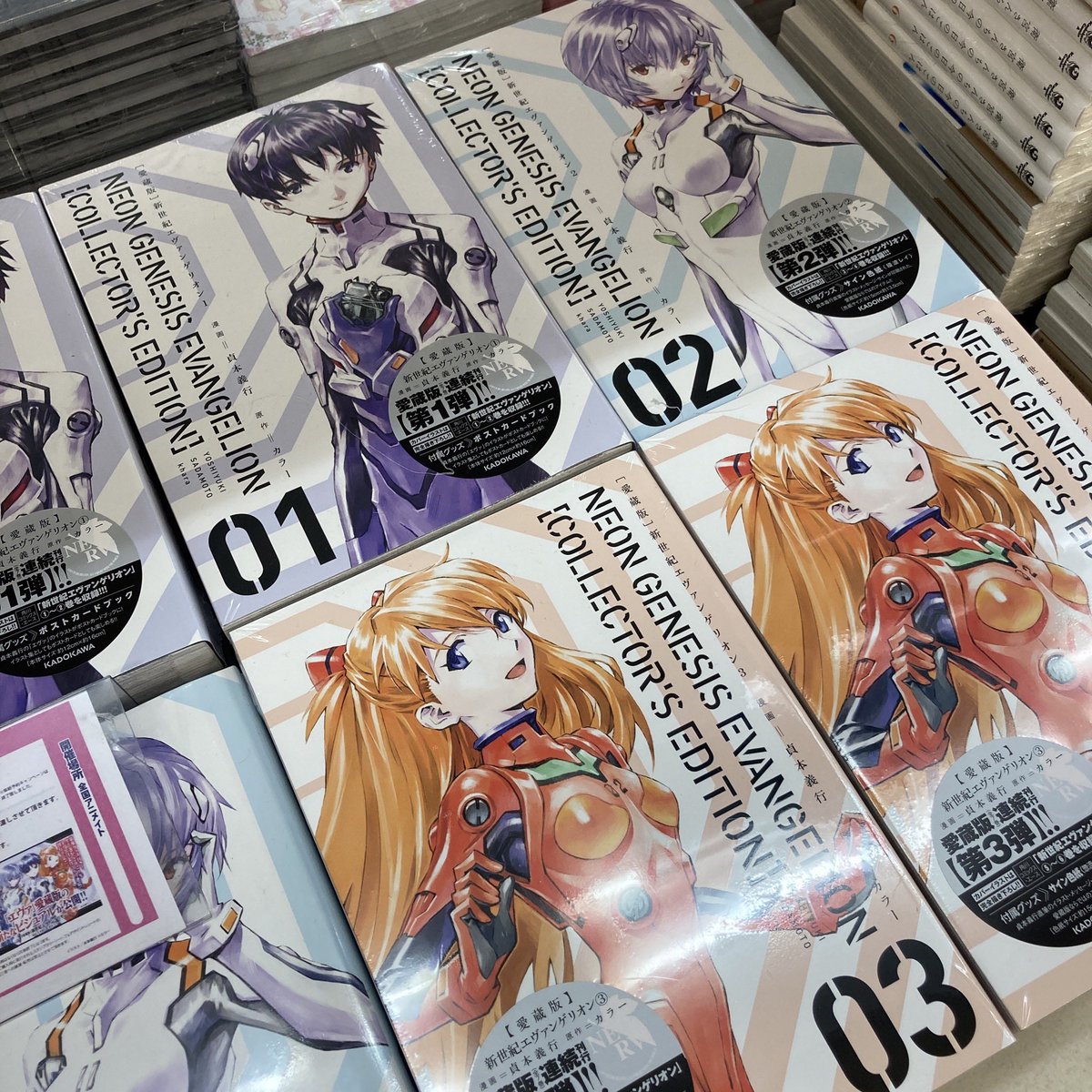 アニメイト豊橋 Twitter પર 書籍フェア情報 コミック版 エヴァンゲリオン が遂に全7巻の愛蔵版で発売 愛蔵版 新世紀 エヴァンゲリオン 描き下ろしカバーに加え 各巻ごとにグッズが付属したプレミアム仕様 アニメイトで全巻購入された方に