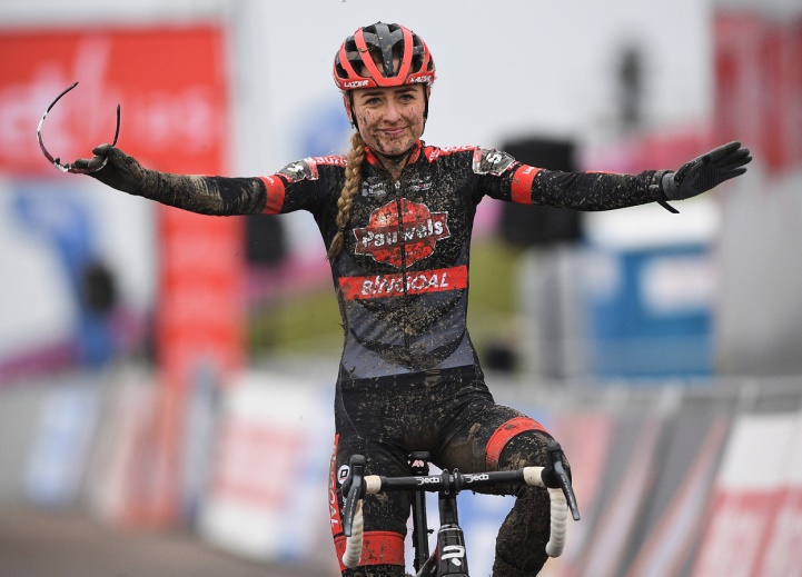 Denise Betsema uit Oudeschild heeft zaterdag 30 januari 2021 de bronzen medaille behaald tijdens het WK veldrijden in Oostende. Wij zijn ontzettende trots op deze prestatie. Gefeliciteerd, Denise! Foto: BELGA