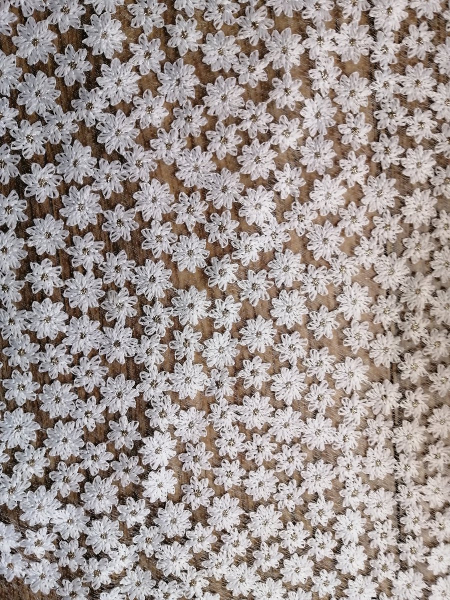 刺繍柄の金と白の小花柄レースがかわいすぎて、、すごくレース生地感がなくてほんとに花模様が綺麗…水面にそのままお花が浮いてるようで可愛い…色々サイト見まくってこの子に出会えてよかった…😢