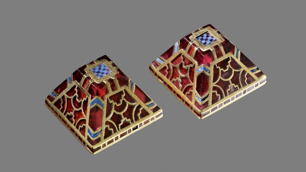 For  #MosaicMonday (aka  #MillefioriMonday!) it's got to be these: the pyramid mounts from  @NT_SuttonHoo. Made of cloisonne goldwork, garnets & coloured glass, these were the first gold artefacts found during the 1939 excavation 1/  https://www.britishmuseum.org/collection/object/H_1939-1010-28 @britishmuseum