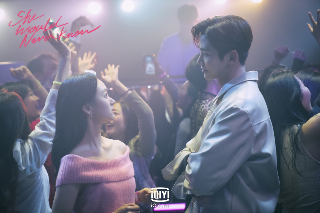 백허그 자세로 선배에게 앞치마를 입혀주는 채현승. 달달하게 야근 준비를 하던 윤송아와 그의 앞에 나타난 사람은? 오늘밤 10시 20분, #아이치이...