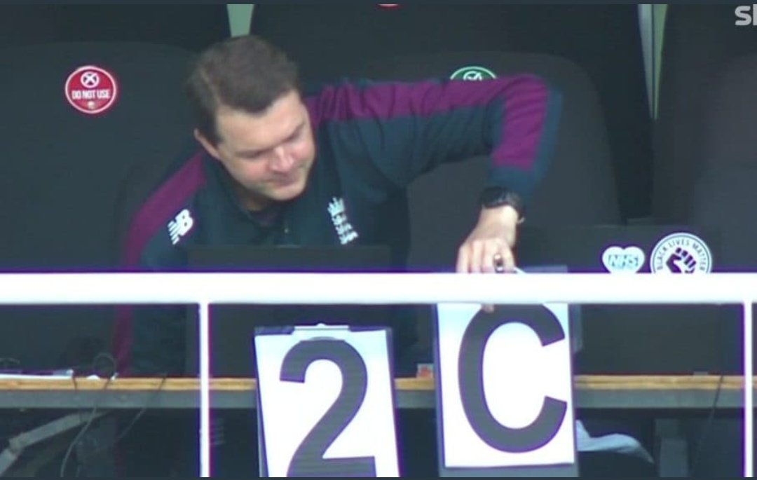 Important Thread For India for T20 WC This guy in the picture is Nathan Leamon He's England's Limited Overs analyst and strategist, seen multiple times, displaying placards and show cards to England's Limited Overs Captain Eoin Morgan.Thread 