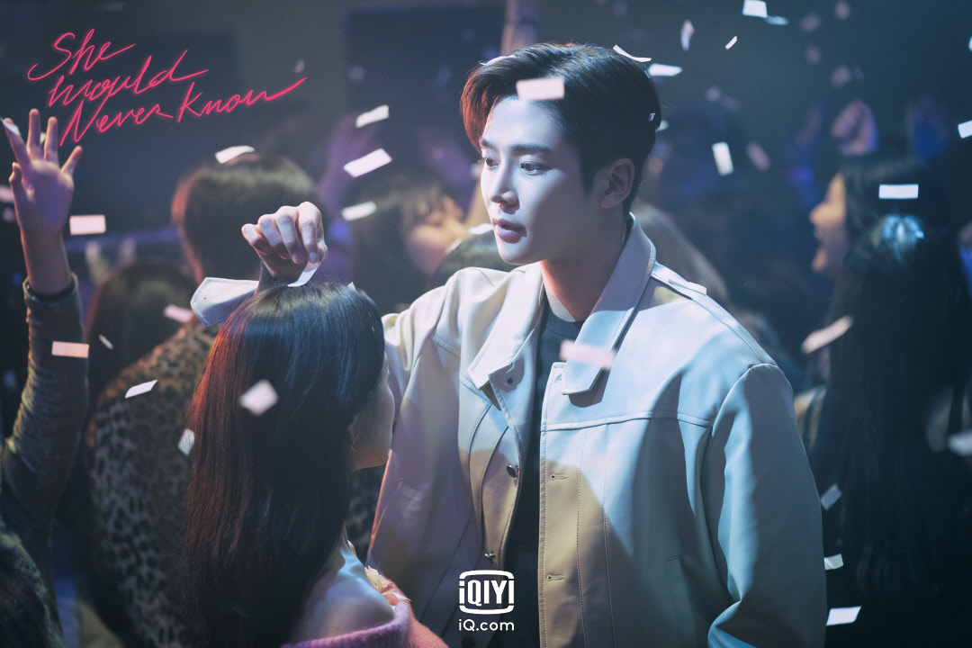 백허그 자세로 선배에게 앞치마를 입혀주는 채현승. 달달하게 야근 준비를 하던 윤송아와 그의 앞에 나타난 사람은? 오늘밤 10시 20분, #아이치이...