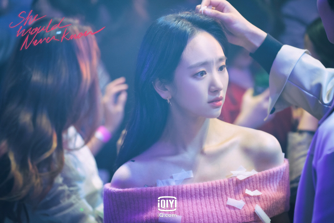 백허그 자세로 선배에게 앞치마를 입혀주는 채현승. 달달하게 야근 준비를 하던 윤송아와 그의 앞에 나타난 사람은? 오늘밤 10시 20분, #아이치이...