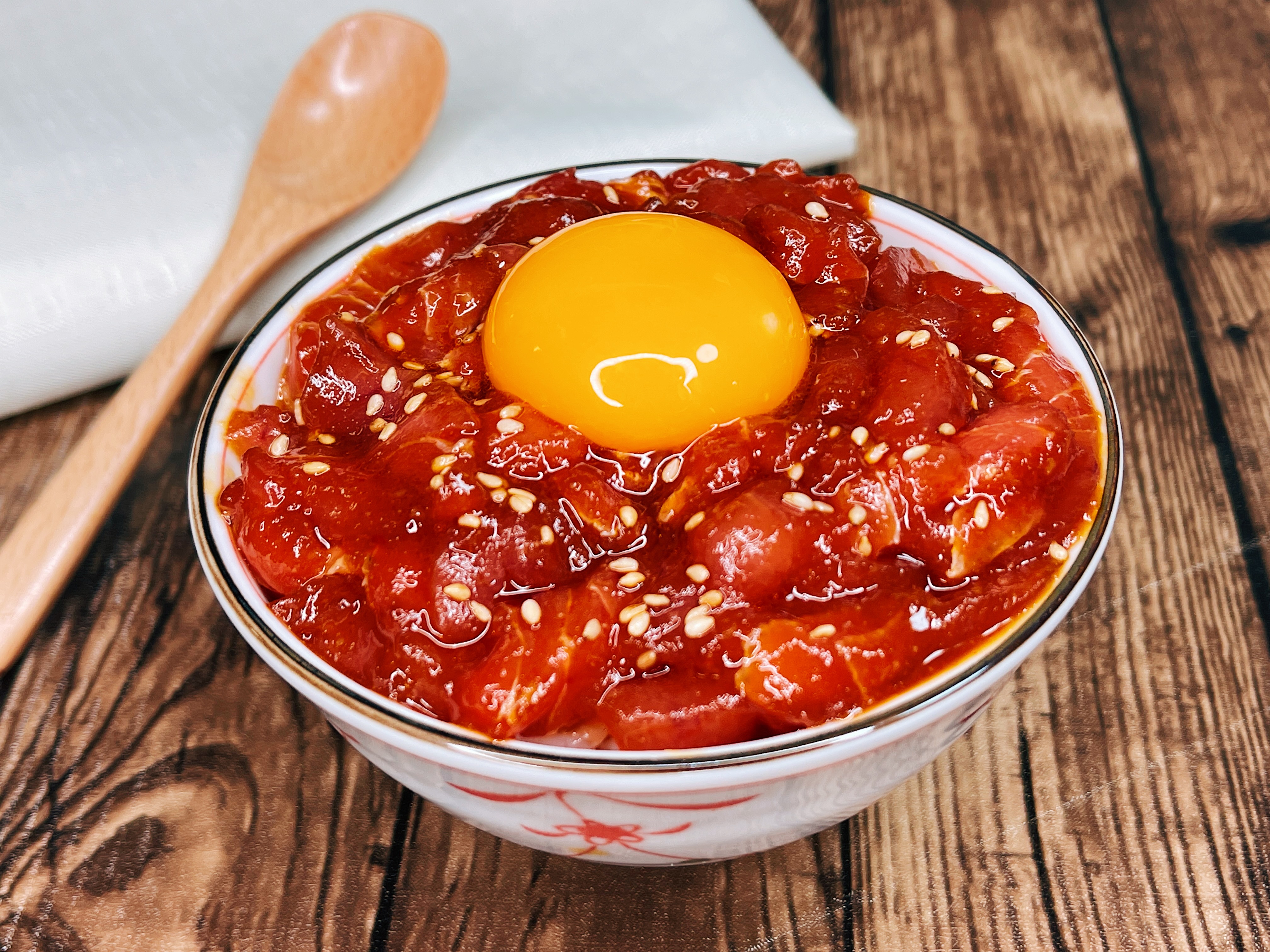 まるみキッチン 簡単レシピ 漬けるだけで完成 まぐろユッケ丼 漬け置きするだけで完成する カンタンまぐろユッケ丼 マグロを1センチ幅ぐらいに短冊切りしたら 各調味料に漬けて15分ほど寝かせます あとはごはんにマグロをのせてから白ごまを