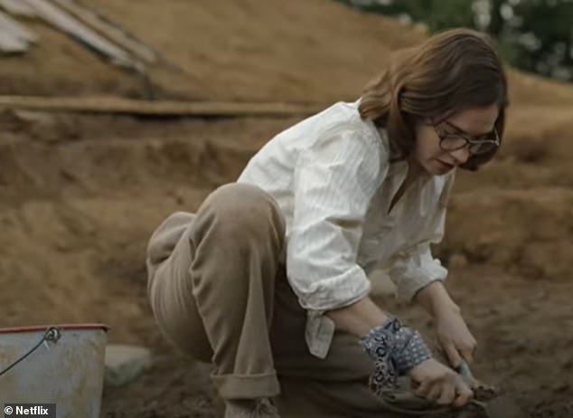 As shown in  #TheDig, they were found by Lily James's character  #PeggyPiggott, who was born in Kent in 1912. She was an experienced archeologist when she arrived  @NT_SuttonHoo, she had studied  @Cambridge_Uni &  @UCLarchaeology, directed her own dig & published several papers 2/