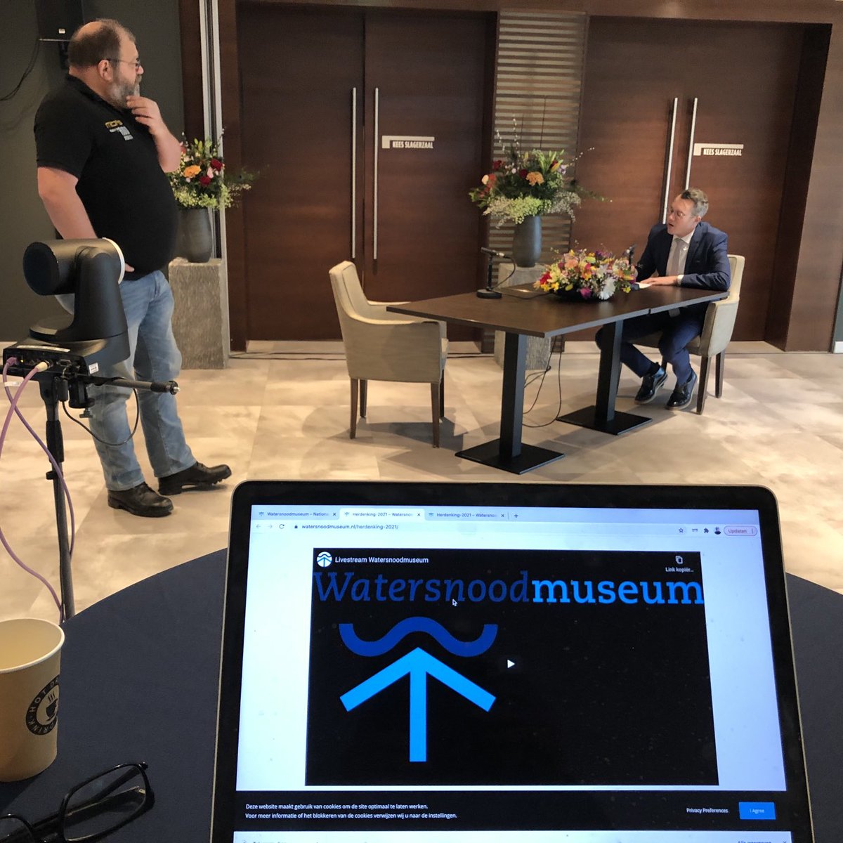 Laatste voorbereidingen voor livesteam herdenking watersnoodramp.⁦<a href="/maikelcoomans85/">Maikel Coomans</a>⁩ presenteert! Te volgen vanaf 10. 00 uur via watersnoodmuseum.nl/herdenking-202…
