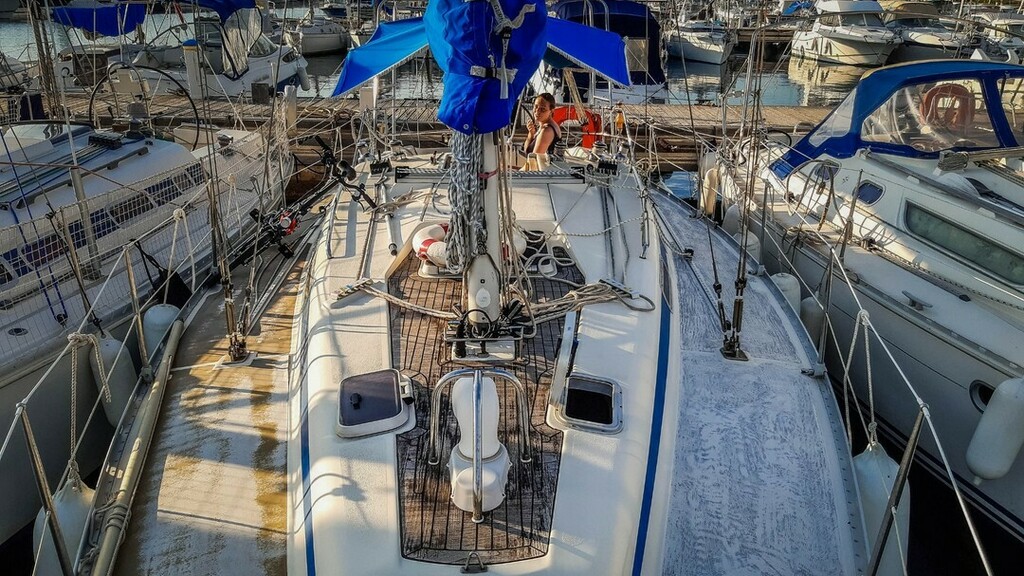 mirela_iepurela's tweet photo. While I was enjoying my cigarette, Mathieu was working at the bow. We chose to replace the antiskid sticker that was worn out (like on the starboard side) with cork.
#bavariaboat #bavaria350 #svpuzzle #boatdeck #boatbuilding #itsnotacanoe #keepgoing #… https://t.co/2ftOYR2EeJ https://t.co/HP05Sv6NNE