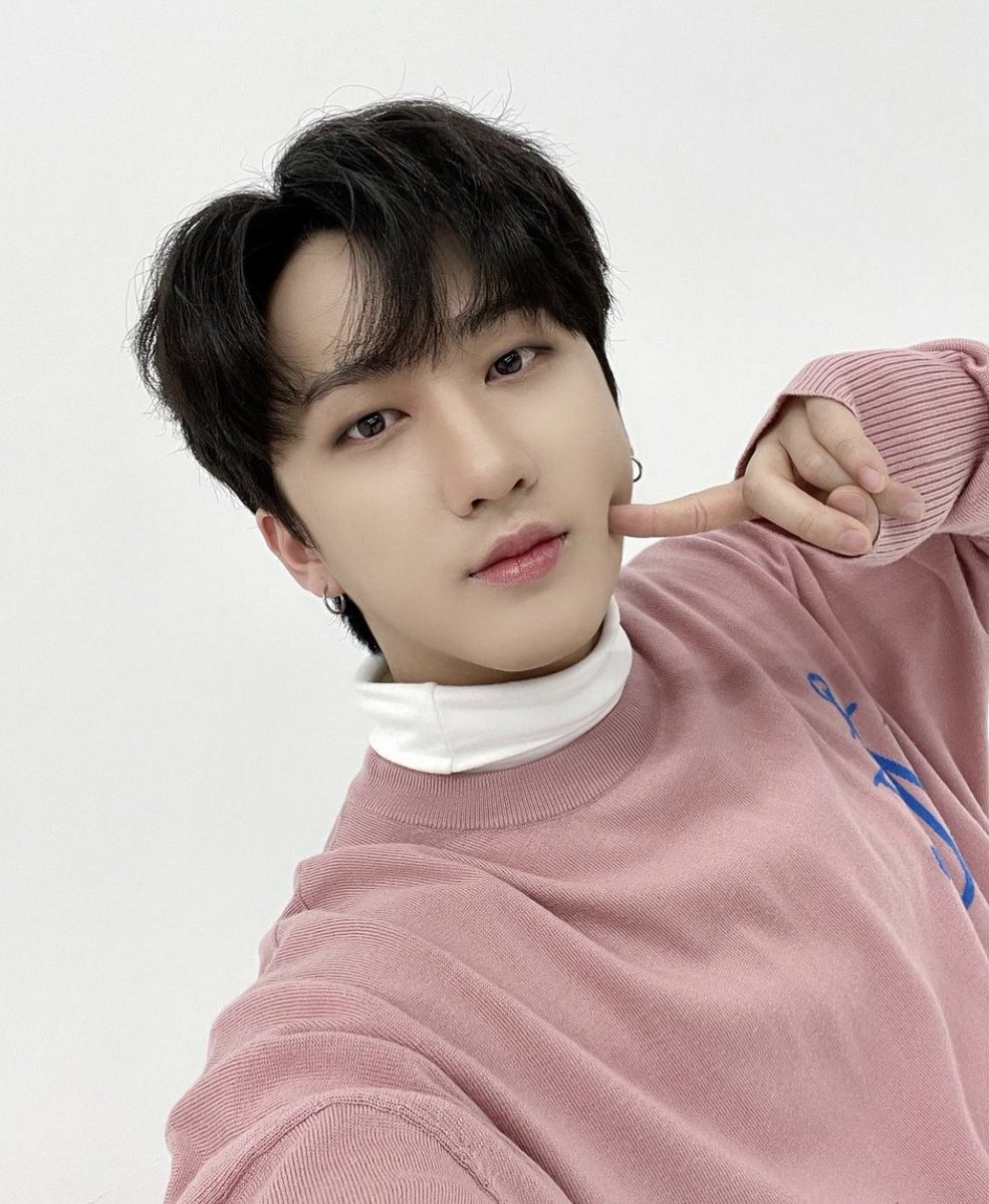 loopedchangbin's tweet photo. 210201 — INSTAGRAM

It's been a week since I met STAY at an online event. For STAYs who missed Stray Kids again soon, this is a selfie gift from their members. February starts today! You may be waiting for another great gift this month?! Please look forward to it. https://t.co/IxOV6x4VXF