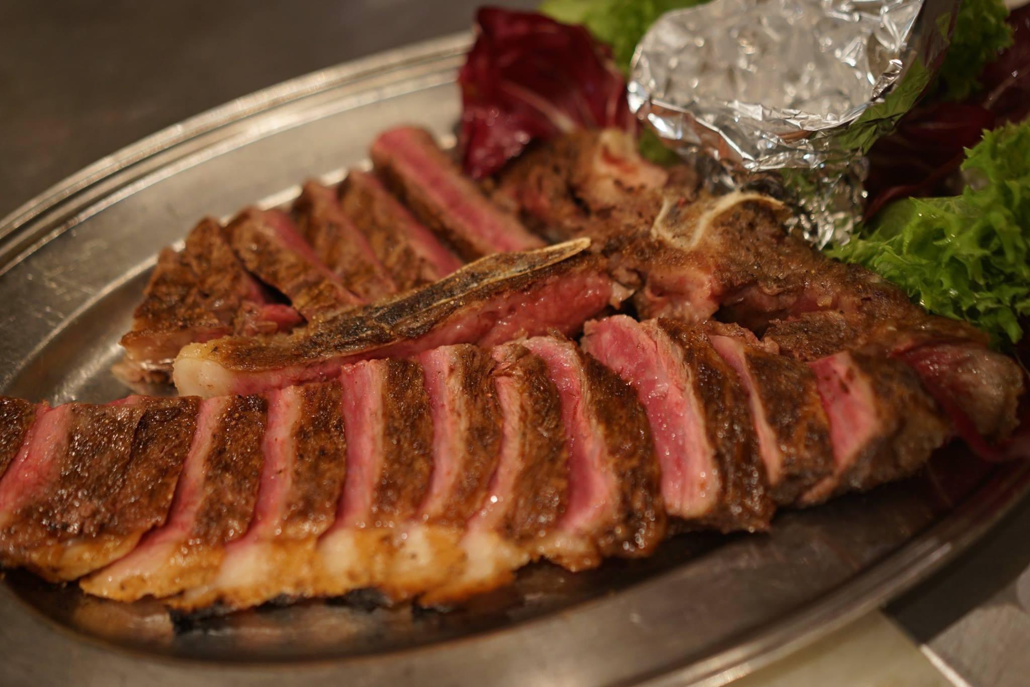 井出孝夫 ジンガラ本店の名物はピッツァだけではありません 蓼科牛のtボーンステーキ 骨付きのサーロインとヒレを丸ごと1本仕入れます こちらは夜限定となっております 1キロ前後で提供してますので3 4名様でワイワイ食べるのがオススメです T