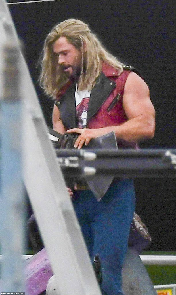 RT @lovethundernews: NEW PHOTOS of Thor Odinson and Star-Lord in Thor: Love and Thunder

(via Daily Mail) https://t.co/0ig6jAkJXP