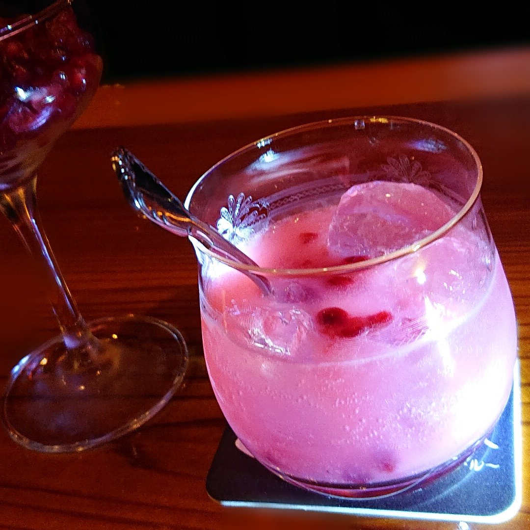 Masumi 本日のおすすめカクテル フレッシュザクロのブラッシングウルフ ウォッカ グレープフルーツジュースにザクロをたっぷり入れてシェイク ザクロが程よく潰れてピンク色の美しいカクテルに ザクロは種ごと食べながら飲んでください 美容効果