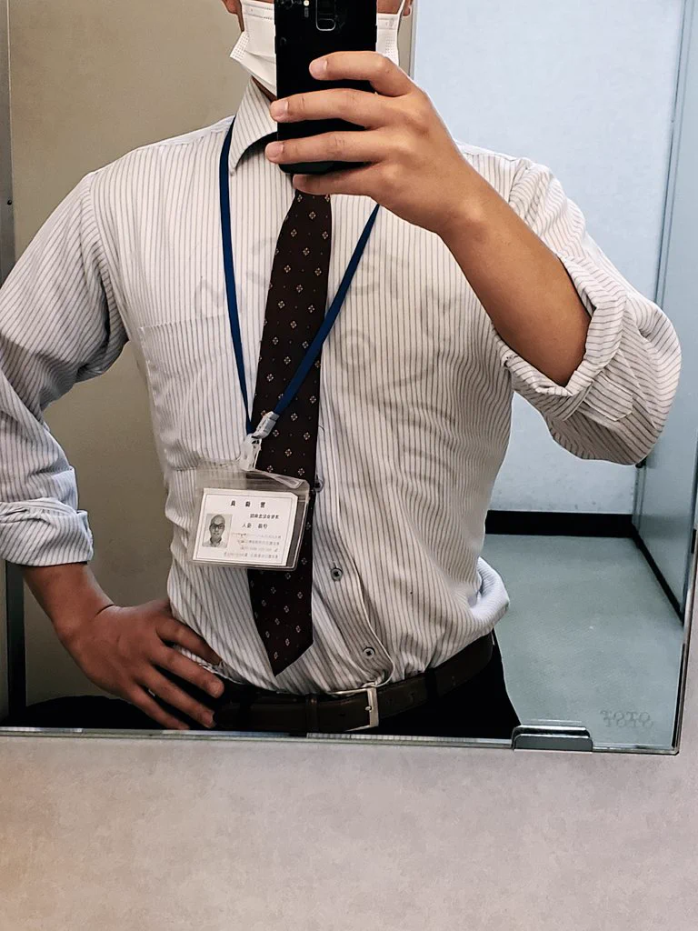 Yシャツが透けてしまい？中に着ているカニが透けて見えてしまうwww