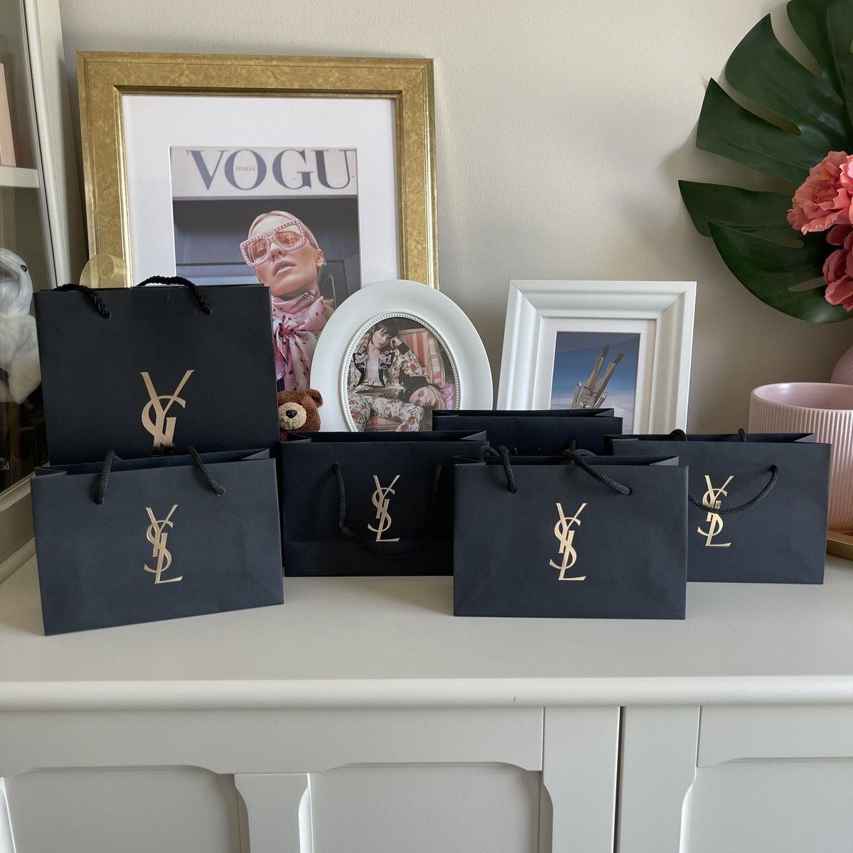 Viviennewonder's tweet photo. มาครับ มาแจกฉลองเดือนเกิด แจกแรนด้อม YSL 6 ถุง 6 รางวัล รวมแล้วราคามากกว่า 20000 บาท แค่ RT + FOLLOW ประกาศตอนรีครบ 30k ถ้ารีถึงก็แจกเลยค้าบ ลุยๆ https://t.co/XTRPVQwudD