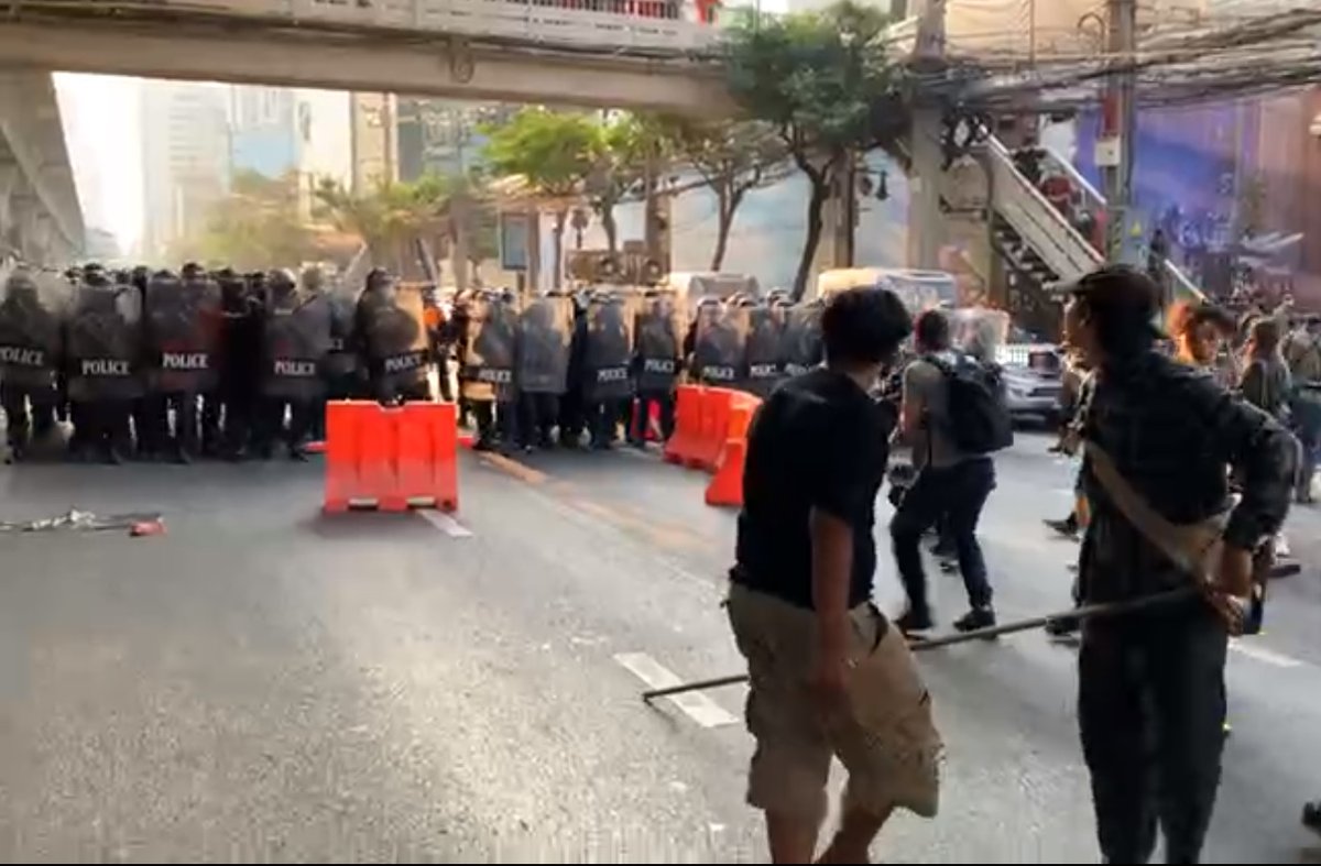BREAKING: Police in full anti-riot gears are moving in to disperse the demonstrators in front of Myanmar Embassy in Bangkok. Are Thai authorities competing with Myanmar's military? #Thailand #Myanmar #KE