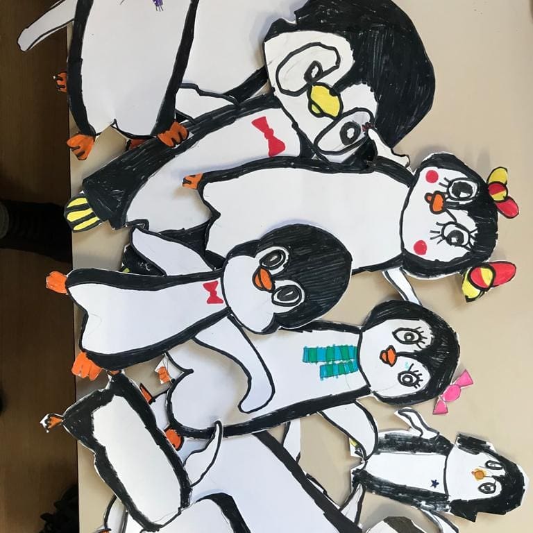 epiasabadell's tweet photo. AMBIENTEM EL NOSTRE PASSADÍS!
Les nenes i els nens de 1r de Primària hem dibuixat uns pingüins molt bonics i divertits per ambientar el nostre passadís amb paisatges de l'hivern.
Mireu quin toc personal hem donat a cada dibuix!
Us agraden? #1RPRIPIASABADELL https://t.co/GQ879NraHi