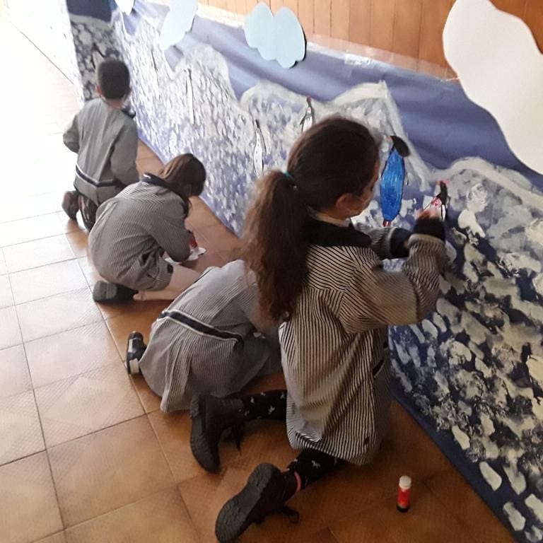 epiasabadell's tweet photo. AMBIENTEM EL NOSTRE PASSADÍS!
Les nenes i els nens de 1r de Primària hem dibuixat uns pingüins molt bonics i divertits per ambientar el nostre passadís amb paisatges de l'hivern.
Mireu quin toc personal hem donat a cada dibuix!
Us agraden? #1RPRIPIASABADELL https://t.co/GQ879NraHi