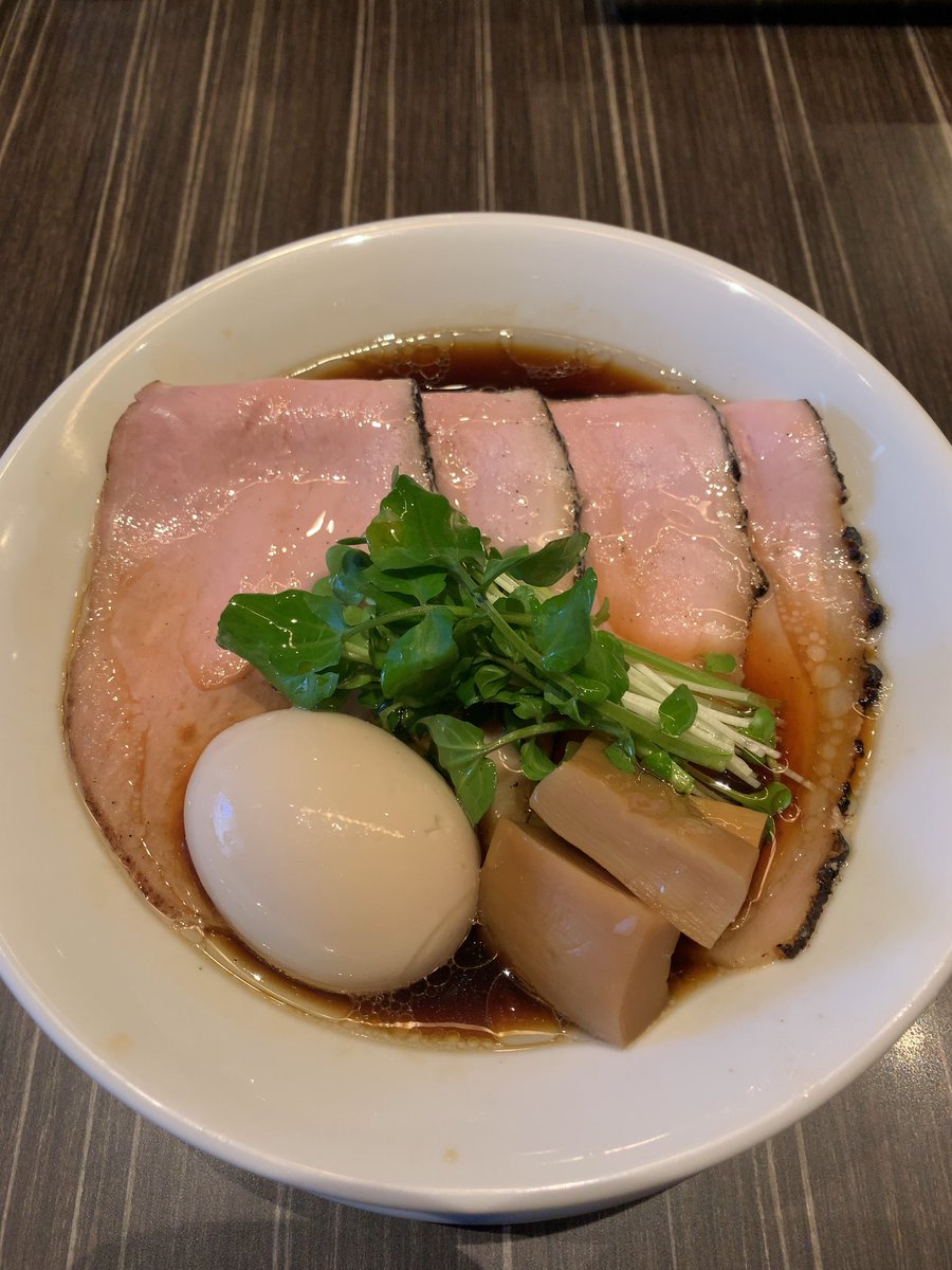 kiyokazu0719's tweet photo. 中華蕎麦 三藤(みつふじ)@緑が丘

熟成醤油 味玉&amp;焼き豚増し 1800円🍜

ミシュランガイド ビブグルマンを何度も受賞した名店に初訪問😋

スープの味は濃いめですが、こだわりの熟成醤油は角がなく甘くて、丸鶏から取った出汁と合わさって味の奥行きが素晴らしいです‼️

大満足しました😊
美味かった😋 https://t.co/v1r0qmujr8