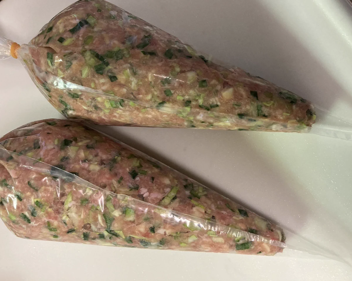 餃子を作るのが面倒くさい？そんな時は生クリームの絞り袋を使うのがいい！