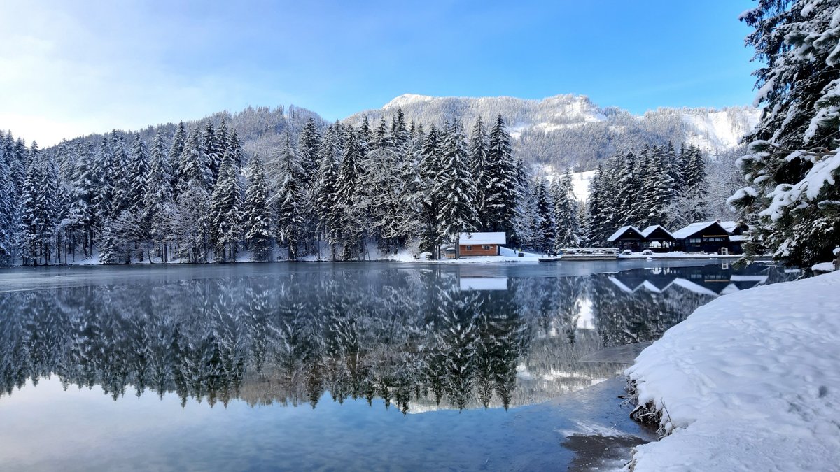 travel_slovenia's tweet image. LAKE PLANSAR, #Slovenia - this beautiful small lake in Zgornje #Jezersko is a very popular destination for #nature and #snow lovers during the #winter, and for good reason. (photos: Irena Dravinec #photography) #ifeelsLOVEnia #mountains #Travel