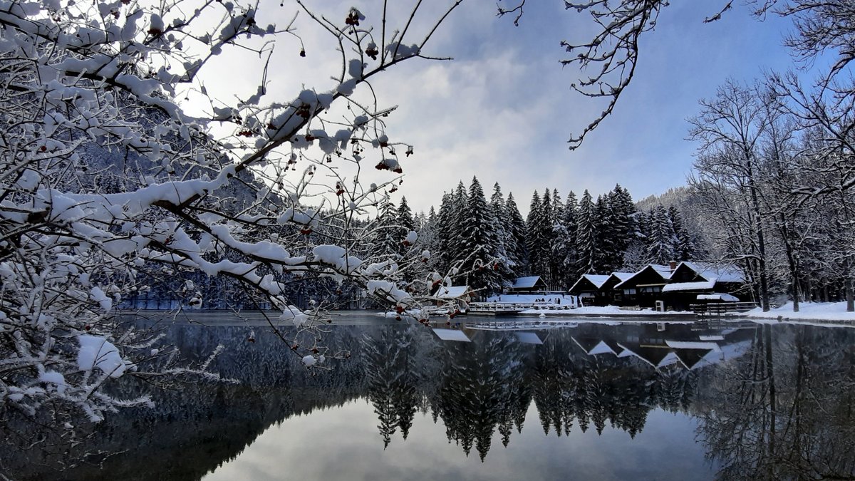 travel_slovenia's tweet image. LAKE PLANSAR, #Slovenia - this beautiful small lake in Zgornje #Jezersko is a very popular destination for #nature and #snow lovers during the #winter, and for good reason. (photos: Irena Dravinec #photography) #ifeelsLOVEnia #mountains #Travel