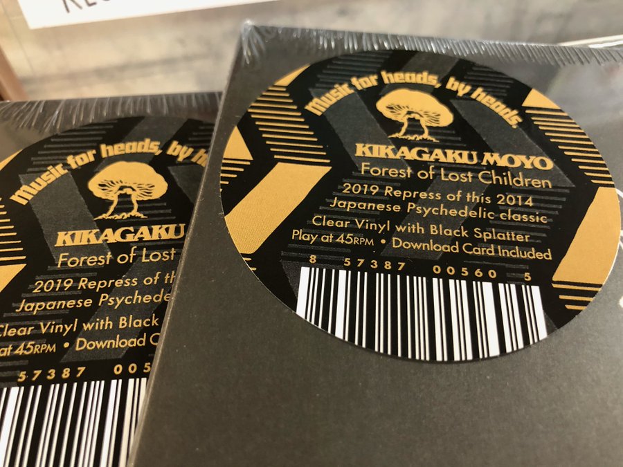 再入荷！2014年にNYのレーベルより発表した2ndアルバムが、CLEAR/BLACKのスプラッター盤でアナログ再発。そもそもこれだけレーベルが違い日本であまり買えない2nd！
KIKAGAKU MOYO (幾何学模様) / FOREST OF LOST CHILDREN (CLEAR VINYL WITH BLACK SPLATTER) / LP / ￥3,390 flakerecords.com/rcminfo.php?CO…
