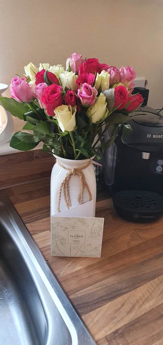 dani86walker's tweet image. Hiya
I've had these gorgeous flowers delivered this morning as a gift, I feel awful because some of them look a bit dead, they were very cold but the leaves were droopy and some of the roses are starting to go brown already 
I dont see how they have the guarantee freshness