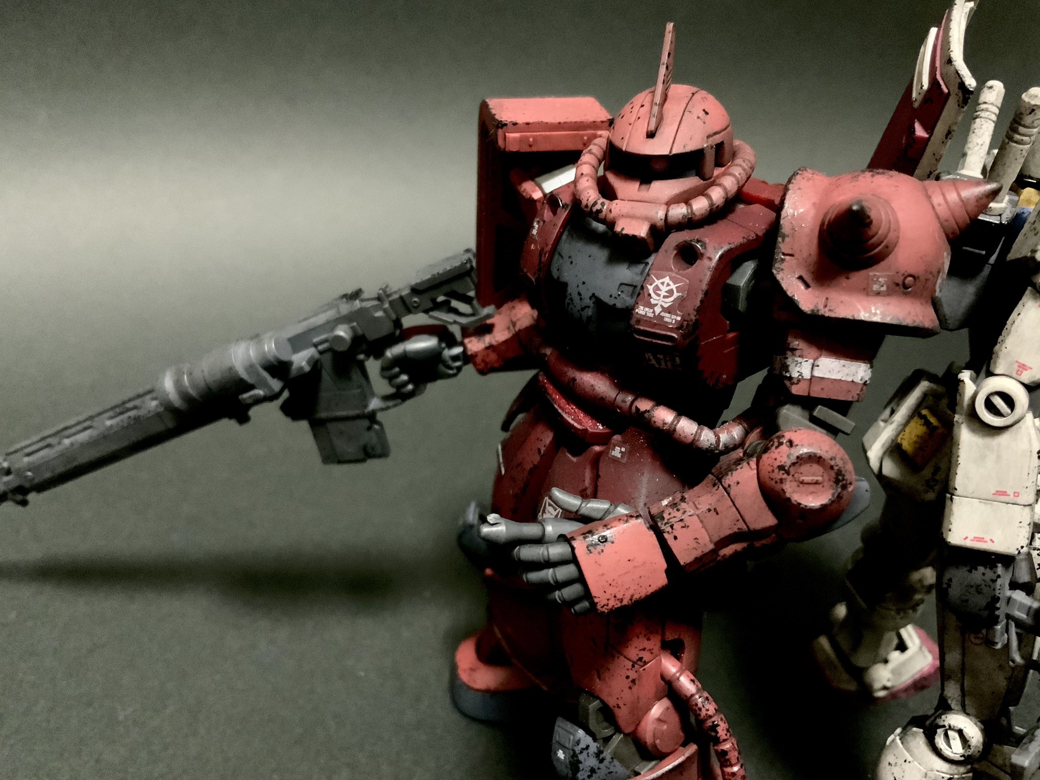 プラモデルおじさん Hg シャア専用ザクii オリジン 当たり前ですが 以前作ったオリジン版ザクiiとほぼ同じでした笑 ガンダムと一緒にディスプレイできたので満足です 当たらなければどうということはない ガンプラの画像貼るとrtされると聞いて