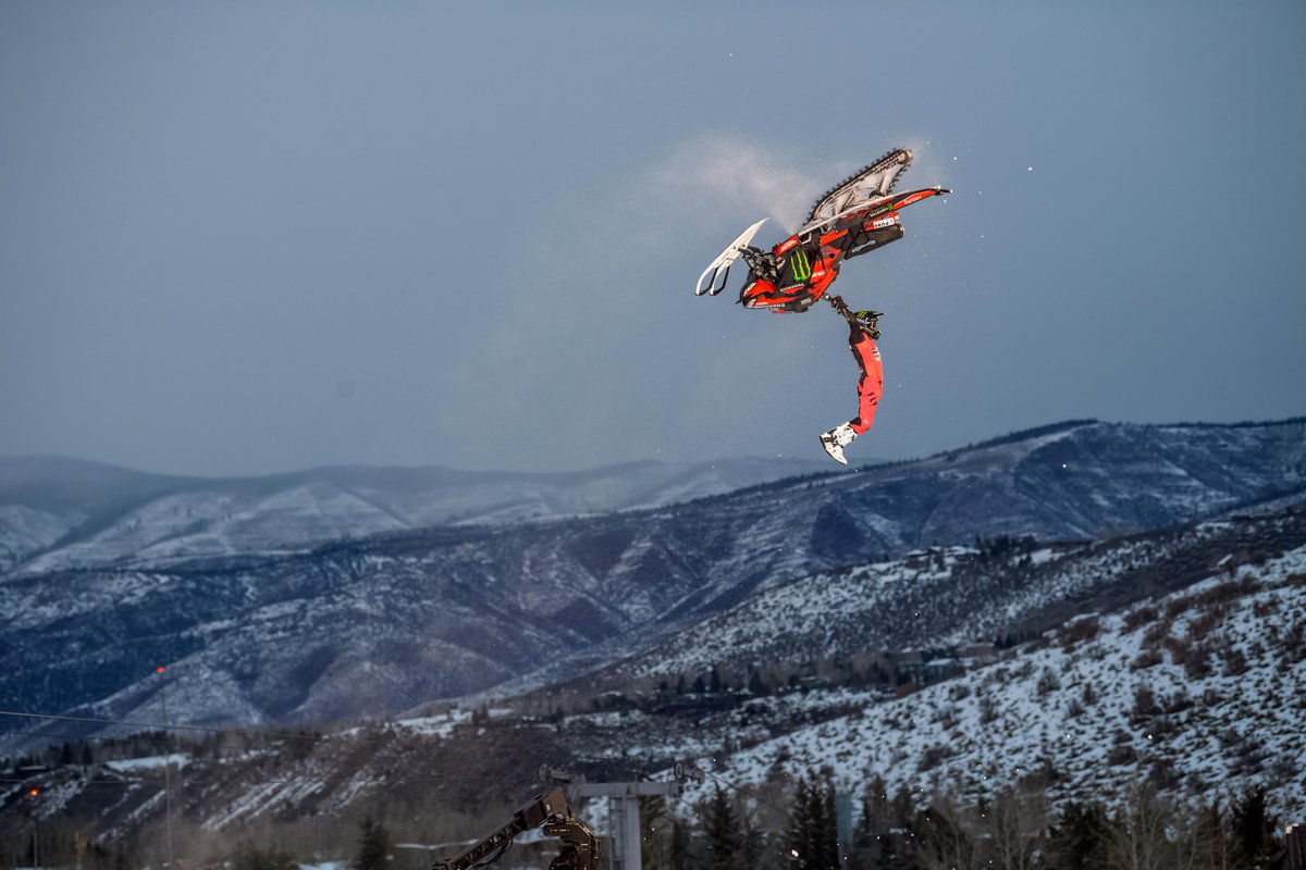 Vai tā ir lidmašīnā, vai tas ir putns? Nē, #MonsterEnergy atlēts vienkārši nodarbojas ar Monster lietām 🤙❄️