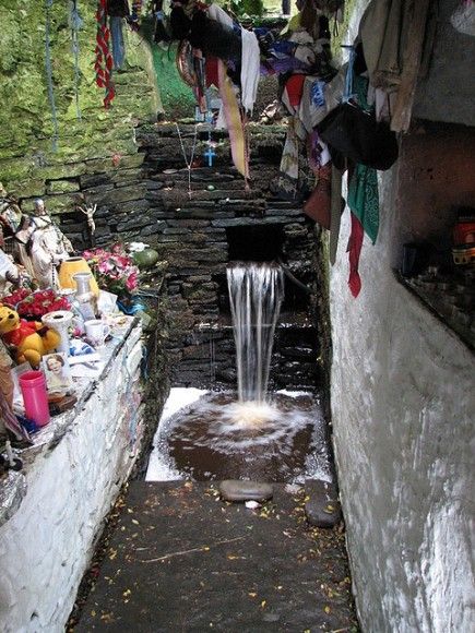 Y el Brigid's Well, en el condado de Clare. Se encuentra en una pequeña gruta que sirve como puerta al antiguo cementerio, donde están enterrados varios reyes míticos y líderes de Irlanda.