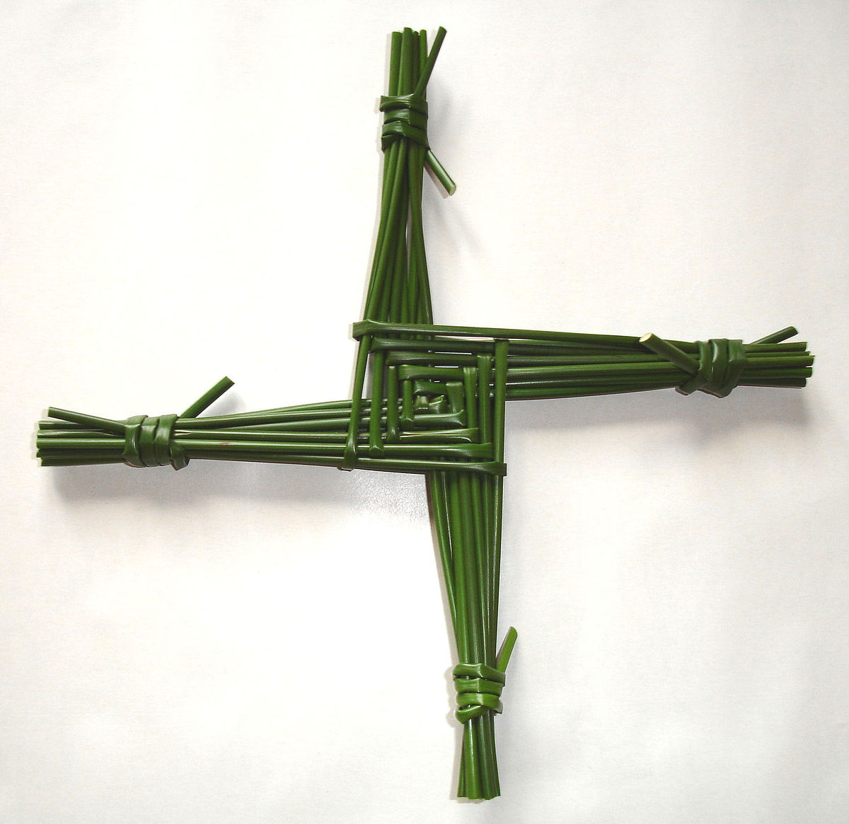 Y para ir finalizando contaros que a nuestros días ha llegado su símbolo "Brigid Cross" o la cruz de Brigid. Se realiza con junco, o hierba, y se cuelga en la puerta de los hogares y negocios para protegerlos de cualquier daño.
