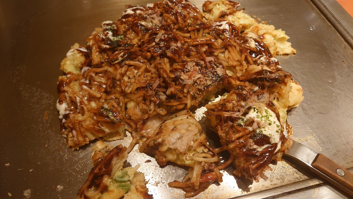 Uzivatel 大阪人 Na Twitteru 昭和25年創業の老舗 大阪 梅田 お初天神通りに本店のある お好み焼き ゆかり 大阪 天王寺 駅の上にある ゆかり 天王寺ミオプラザ館店へ 豚ロース イカ むきエビ タコの入った特選ミックス焼きをモダンで モダンで頼むと焼きそばが