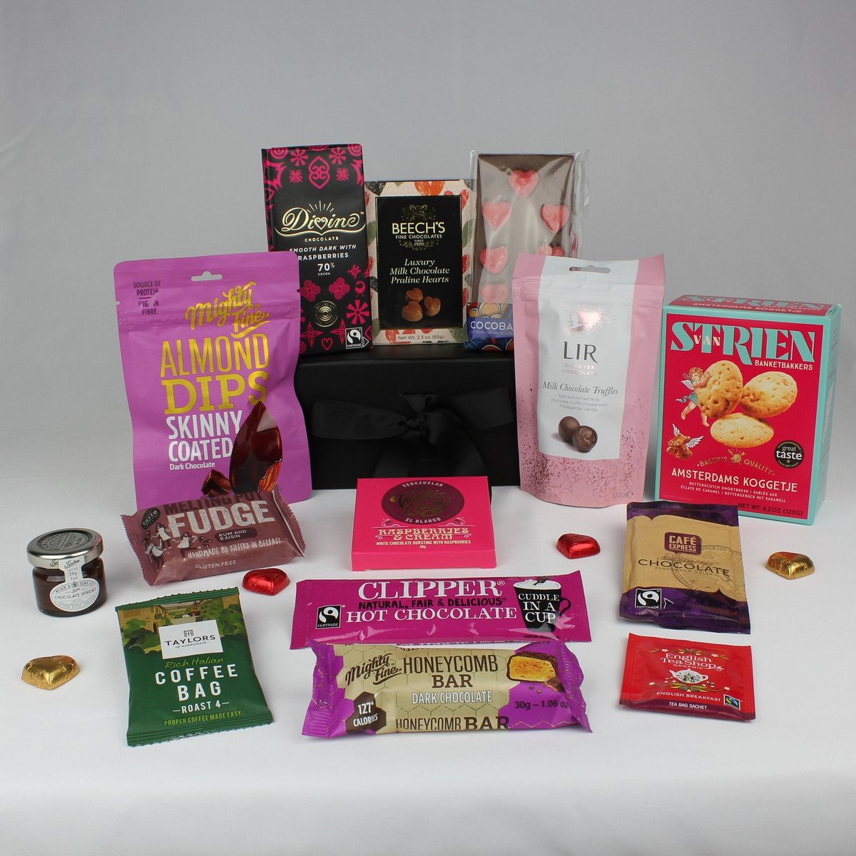 giffboxuk's tweet photo. A Valentine's Day Luxury Gift Box full of scrumptious treats.  Take a look https://t.co/i6hKsisa52 
.
.
.
.
#valentinesgift #selfgift #foodgiftforher #foodgiftforhim #valentinesgift #valentinespresent #valentinesgiftforher #valentinesdaygift #valentinesgiftforhim https://t.co/srDqkon7ly