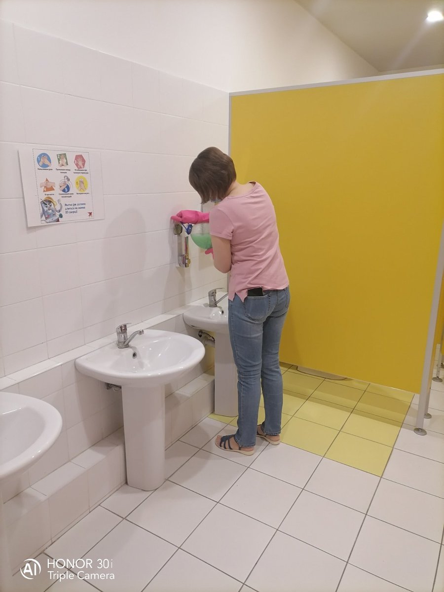 В школе Южного города генеральная уборка производится накануне учебной недели.
Влажная уборка кабинетов, дезобработка и измерение температуры тела - привычные ежедневные дела.