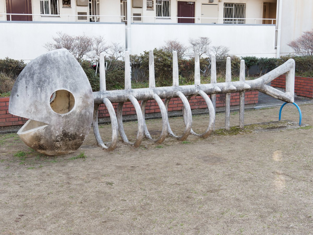 Uc 団地の前に置かれた魚の骨遊具 口の中はちゃんと開いていて 小さい子どもなら顔を出せそう Uc 団地の前に置かれた魚の骨遊具 口の中はちゃんと開いていて 小さい子どもなら顔を出せそう