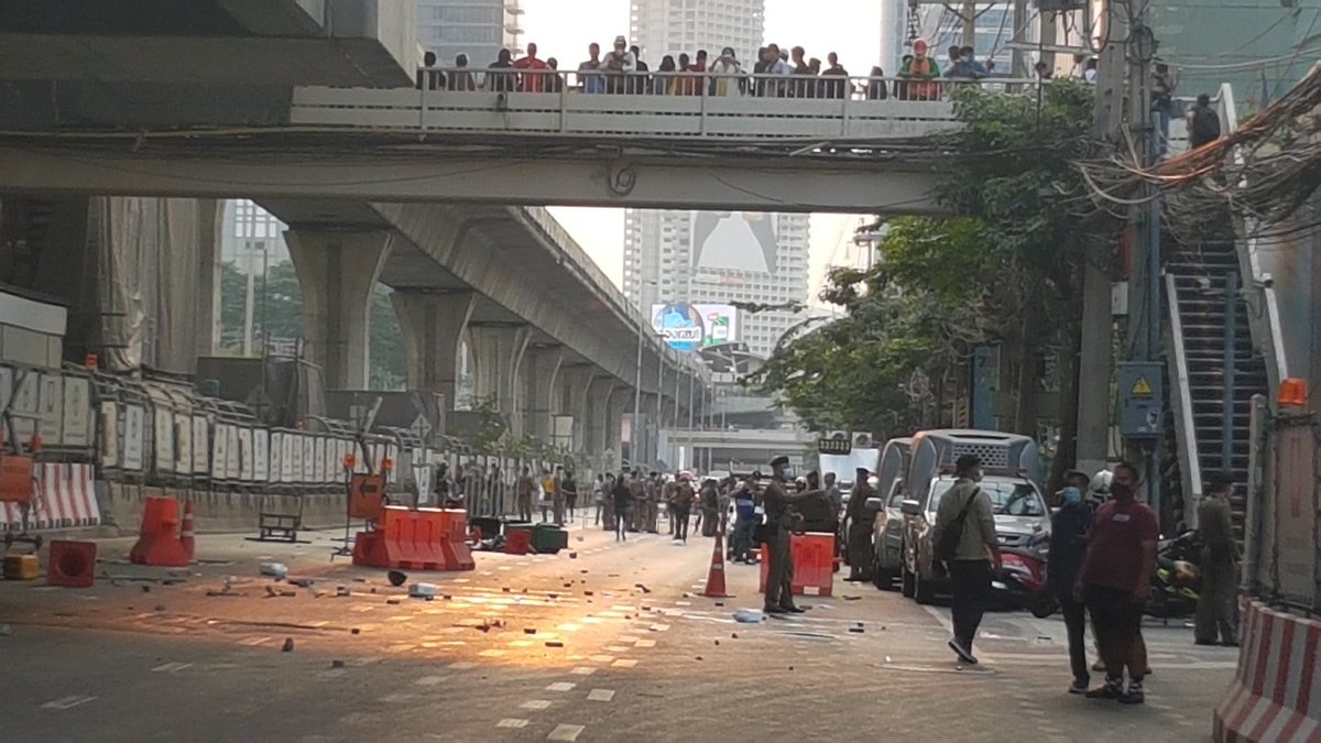 MayWongST's tweet photo. A peaceful protest by #Myanmat citizens living in #Bangkok #Thailand to reject #militarycoup in own country has turned south as #Thai anti-government protesters gathered clashed with police #รัฐประหาร https://t.co/jSCo1OZg7b