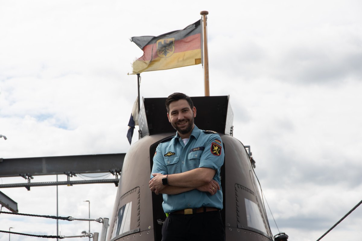deutschemarine's tweet photo. #Obermaat Manrico Balg ist #UBoot-Funker mit Leib und Seele. Zu seinem Werdegang, seinen Hauptaufgaben und #Marine|typisch vielen Nebenaufgaben berichtet er im Portrait. #UBootgeschwader #Eckernförde #Marinefetzt Lesen sie hier: https://t.co/T05dE93ff4 https://t.co/RYCkY0qnF4